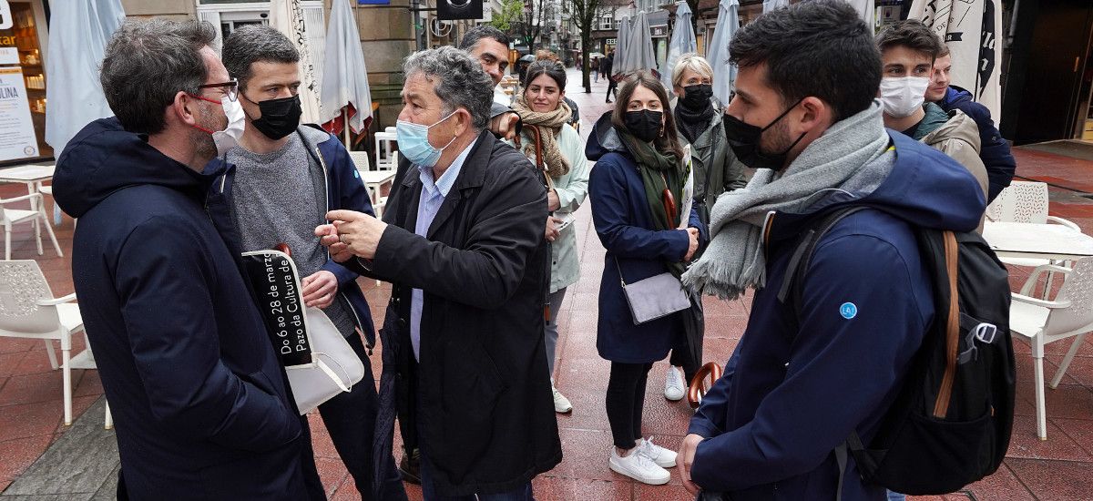 El alcalde de Pontevedra habla con el equipo de Lestoux&Associés (de izq. a dcha. David Lestoux y Ludovic Corbe)