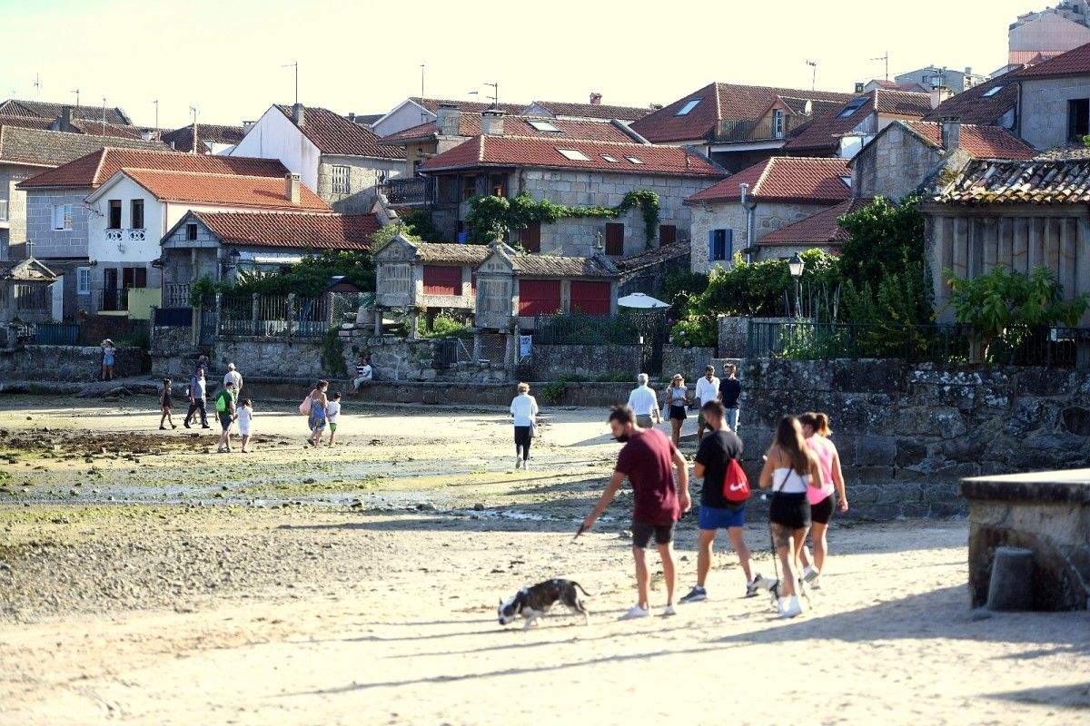Visitantes na praia de Combarro