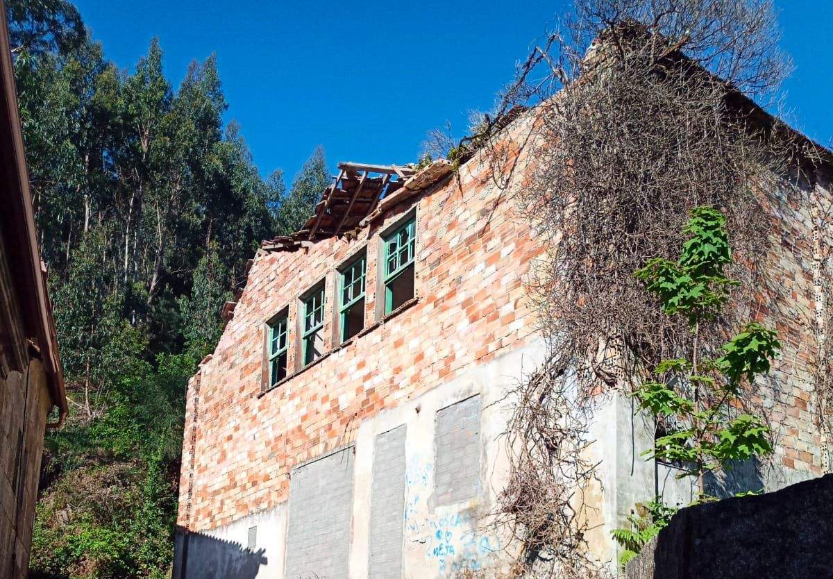 Esborrállase unha parte do vello cinema de Combarro