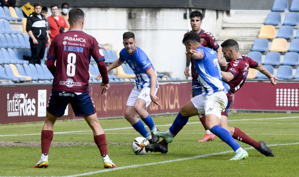 Churre en el momento de marcar el primer gol del Pontevedra frente al Real Avilés en Pasarón