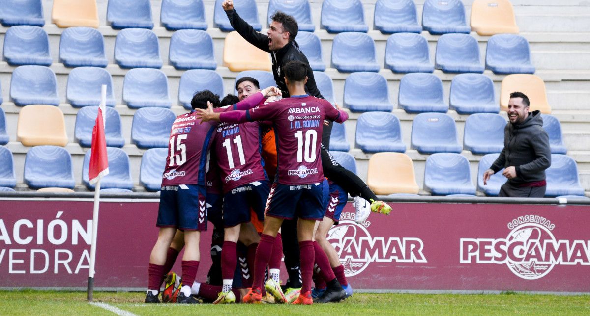 Los jugadores del Pontevedra celebran el gol de Charles que culminó la remontada frente al Avilés en Pasarón