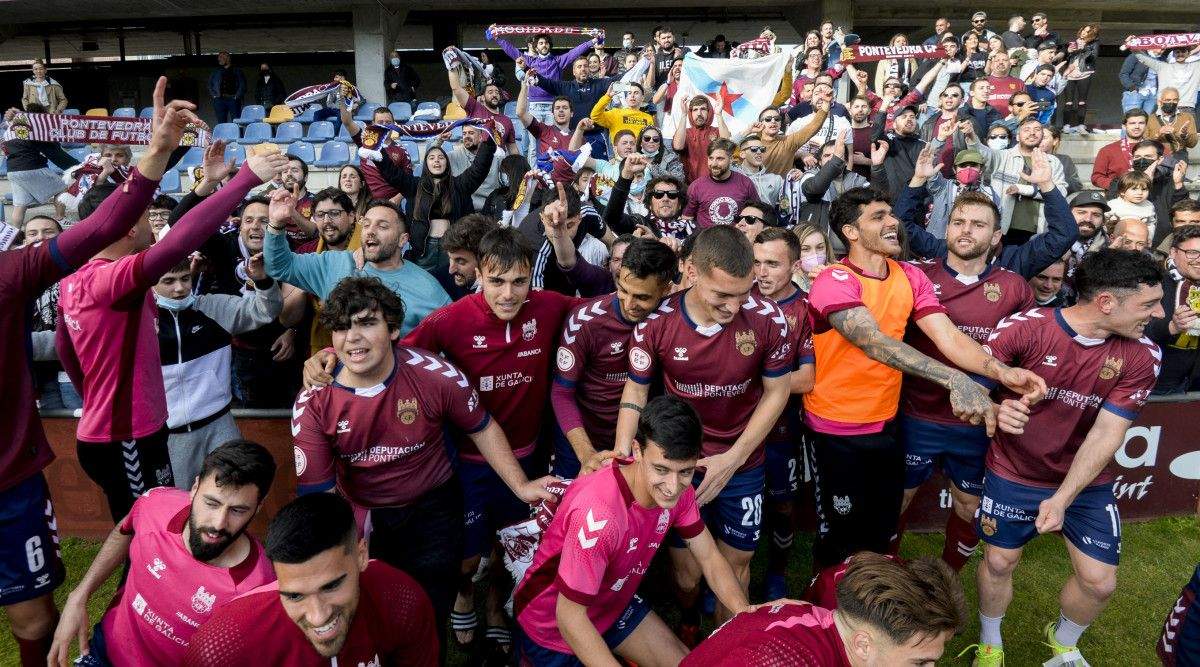 La plantilla del Pontevedra celebra con la afición el triunfo frente al Real Avilés en Pasarón