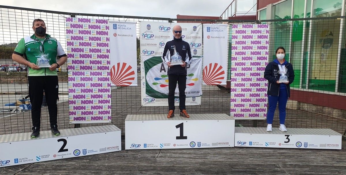 Podio da primeira regata da liga Eurorresión de piragüismo