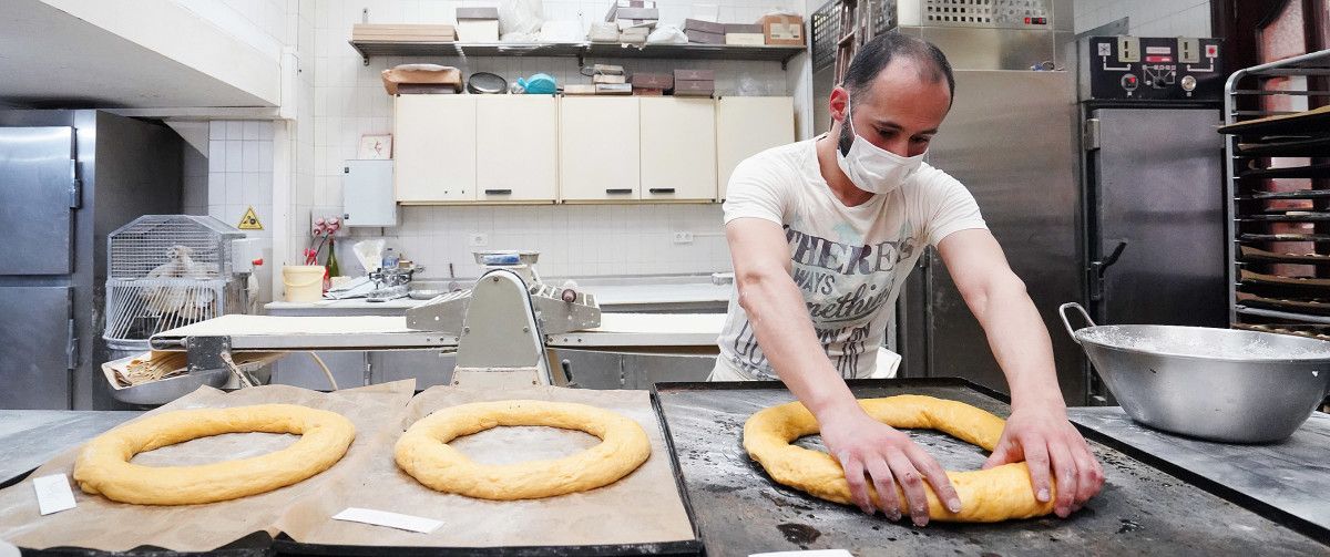 La campaña de venta de roscas y huevos de Pascua ya está en marcha en las panaderías de Pontevedra