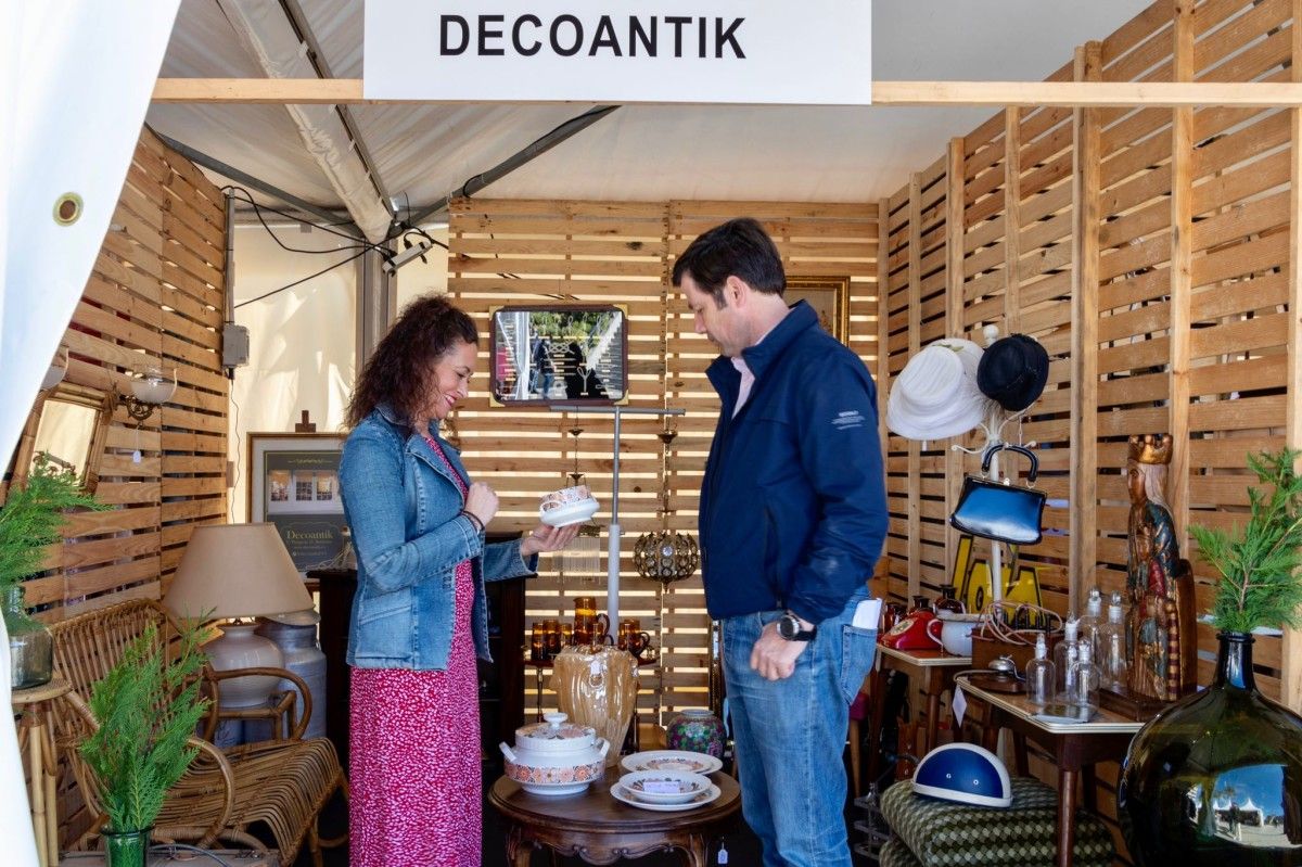 Feria de oportunidades en la Praza dos Barcos de Sanxenxo