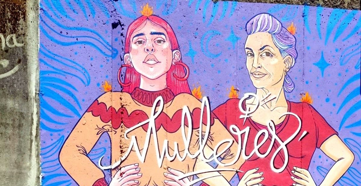 Imagen de dos mujeres luchadoras en el mural elaborado por Nana