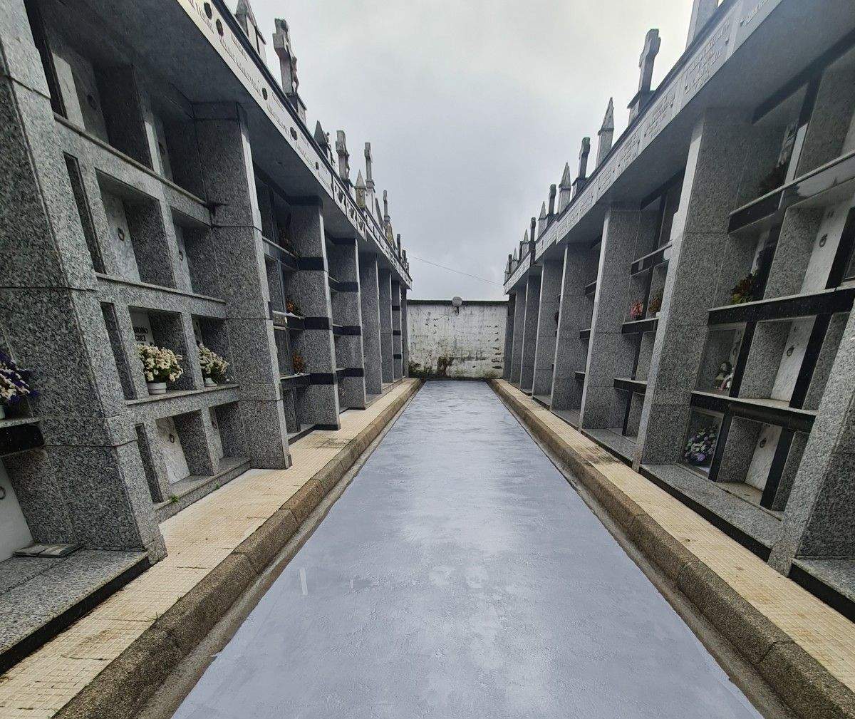 Cemiterio de Bora coas rúas arranxadas cun novo pavimento