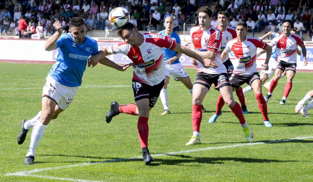 Partido de liga entre Arosa e Pontevedra na Lomba