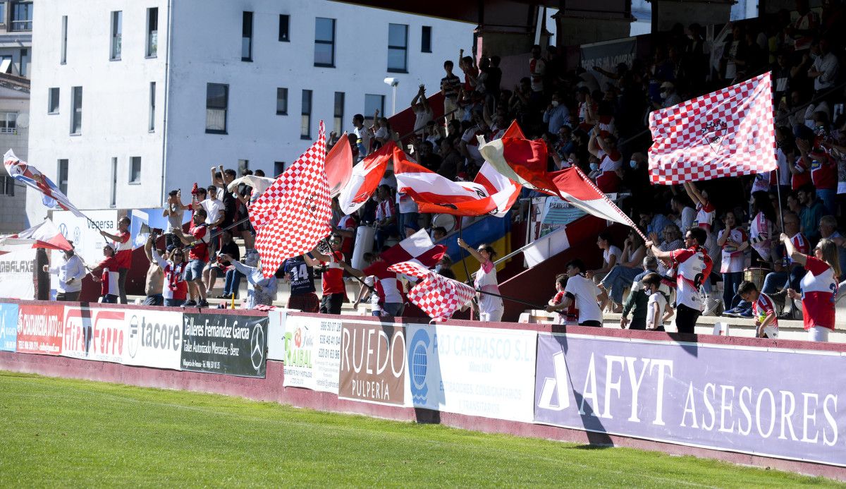 Bancada da Lomba no partido de liga entre Arosa e Pontevedra da tempada 21-22