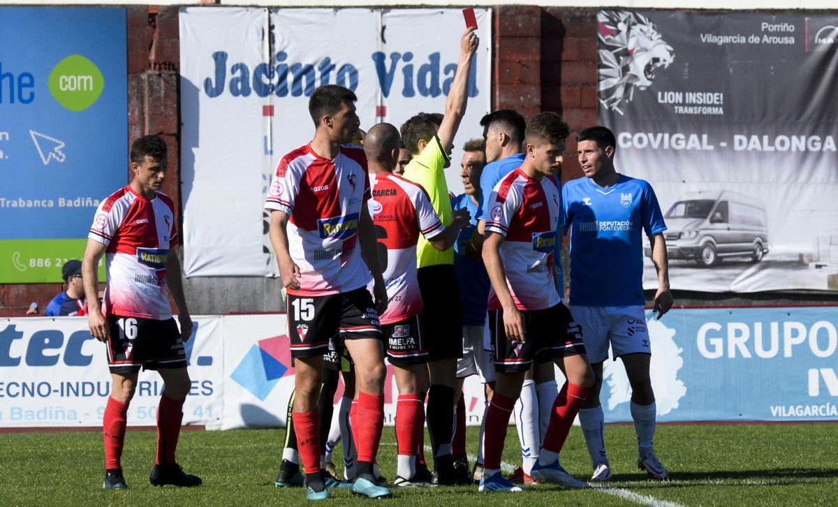 Expulsión de Alberto Rubio no partido de liga entre Arosa e Pontevedra na Lomba