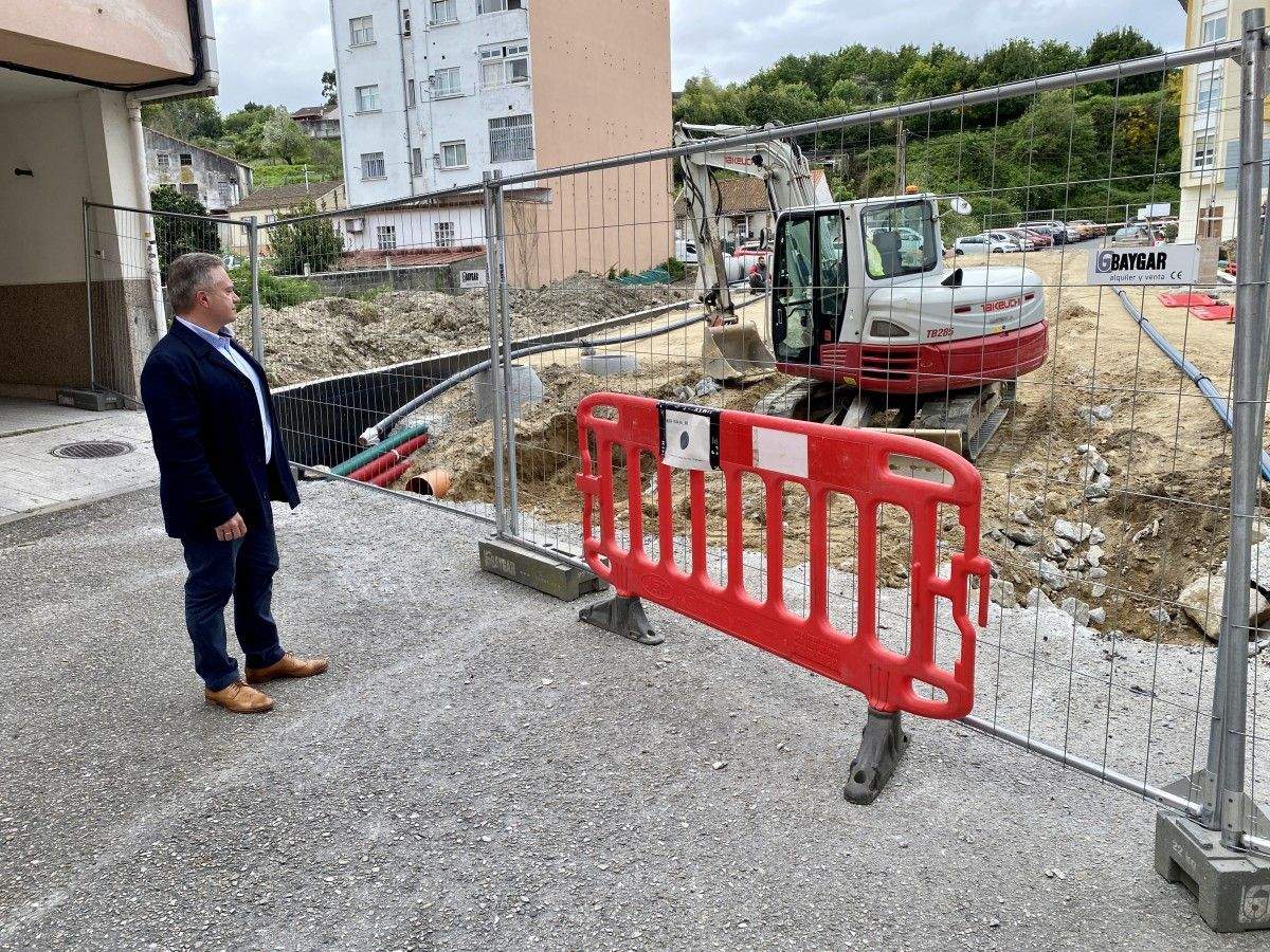 O concelleiro de Marín, Manuel Santos, visita as obras do novo vial de Travesía República Argentina
