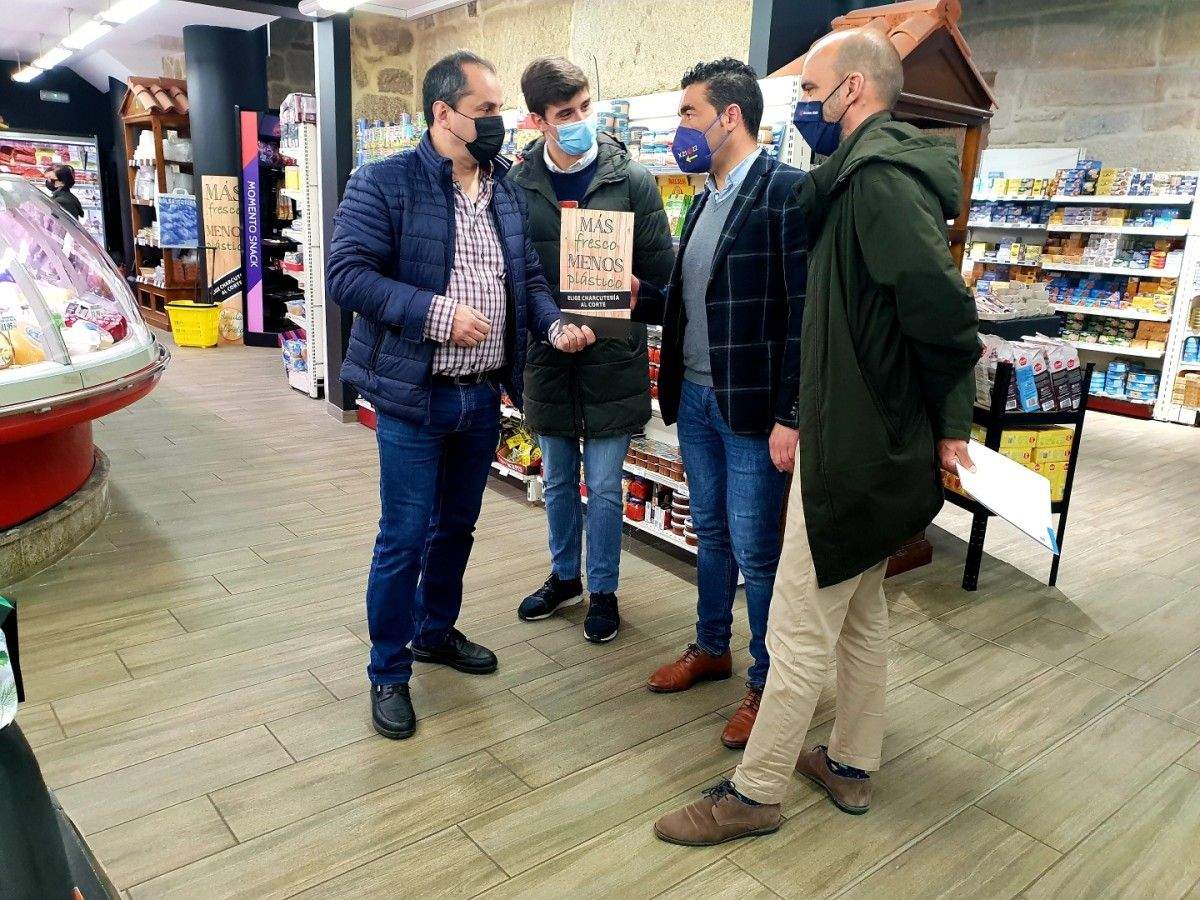 Visita do delegado da Xunta ao Mercaplaza