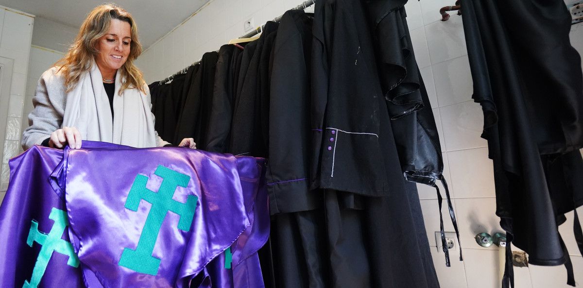 María Biempica, co vestiario da Confraría de Vera-cruz e Misericordia 