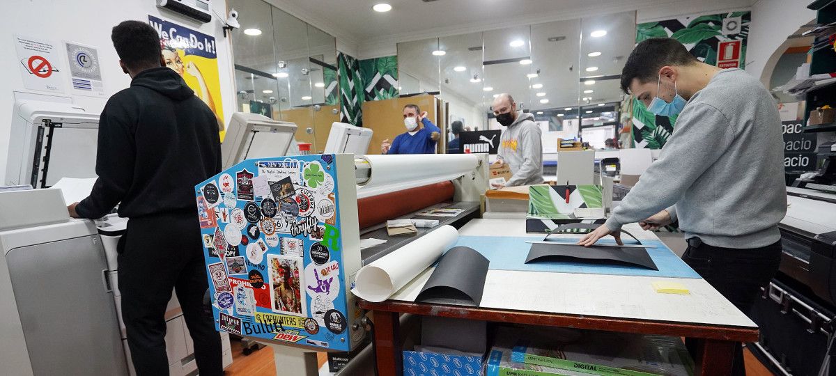 Trabajadores con mascarilla en espacio interior
