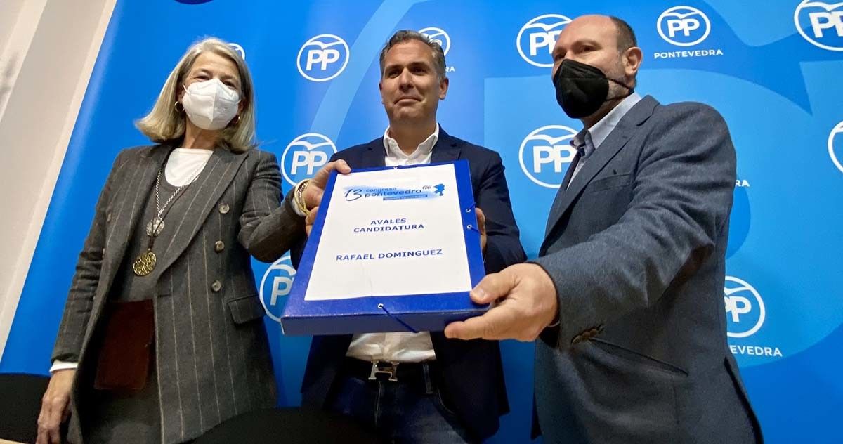Rafa Domínguez entrega los avales para presentarse al congreso local del PP