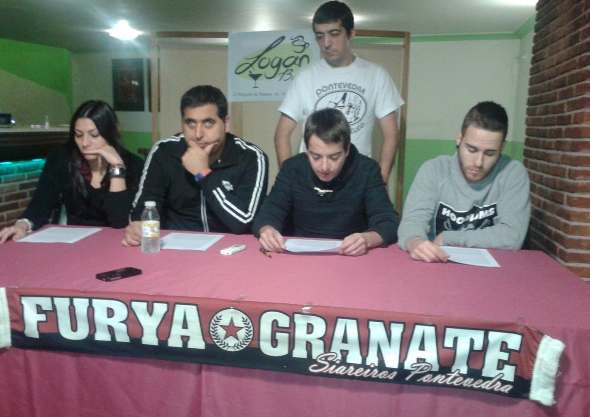 Membros da Peña Furya Granate len o comunicado da súa disolución