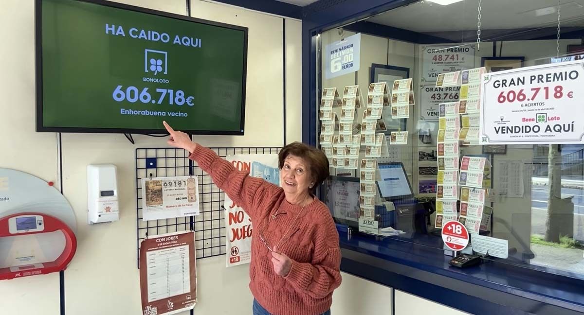 Carmela Díaz sinalando o premio que deu na Bonoloto