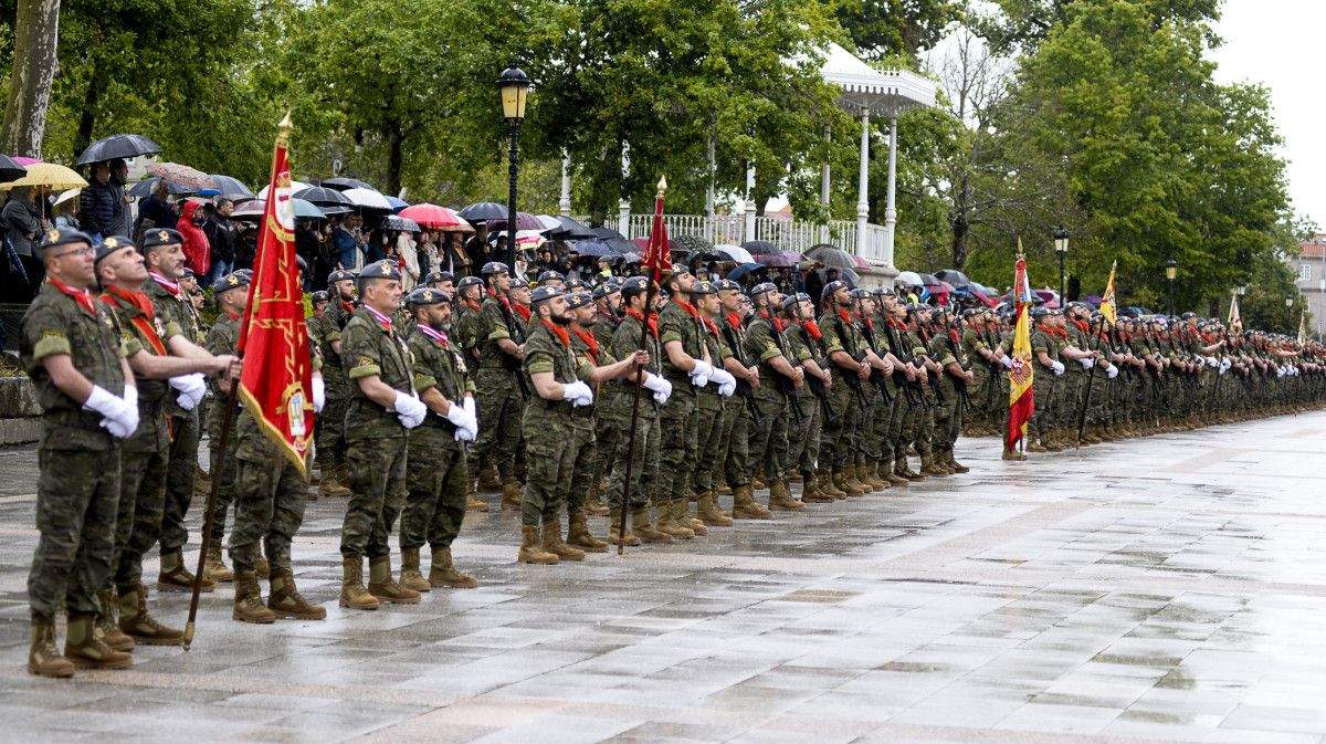 Parada militar na Alameda polo 150 aniversario do Rexemento Isabel a Católica
