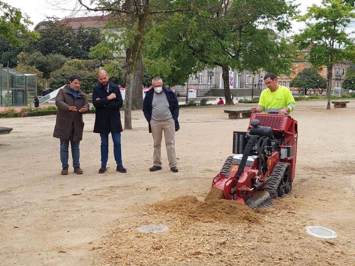 Una máquina trituradora elimina los tocones de los árboles talados en el parque de la Alameda 