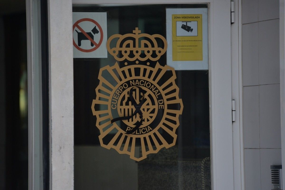 Crespón negro en la puerta de la Comisaría en señal de duelo por Vanessa Lage Carreira