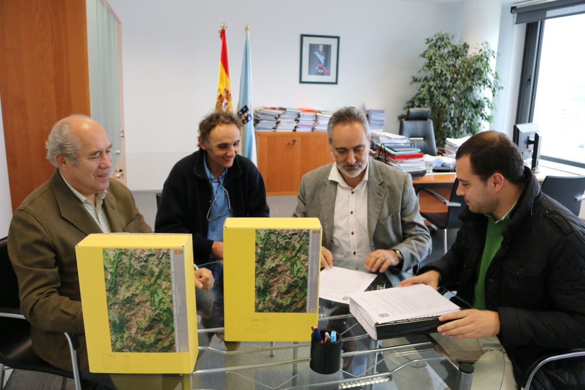 Jorge Cubela muestra a Cores Tourís toda la documentación del futuro polígono industrial de Cotobade