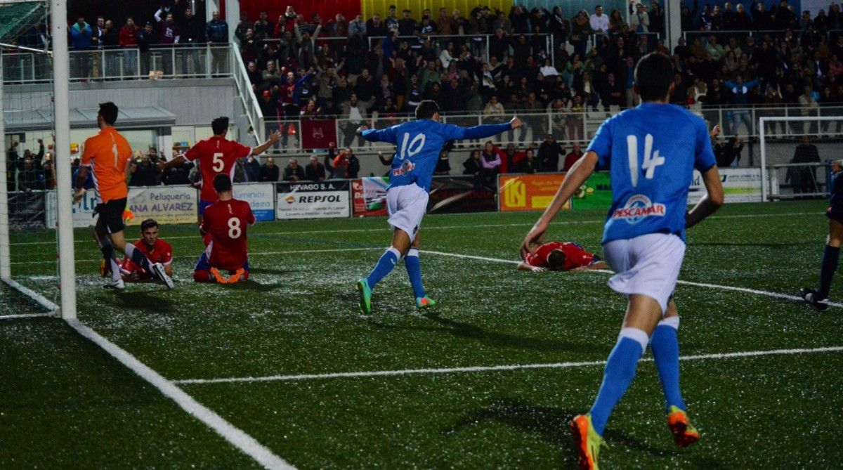 Anxo e Jorge celebran o gol de Pablo Carnero ao Choco en Santa Mariña Anxo e Jorge celebran o gol de Pablo Carnero ao Choco en Santa Mariña
