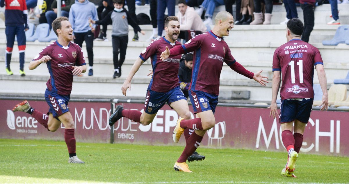 Partido de liga entre el Pontevedra y el Langreo en Pasarón