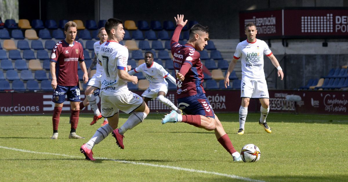 Miguel Román en el momento del disparo que significó su primer gol con el Pontevedra contra el Langreo en Pasarón