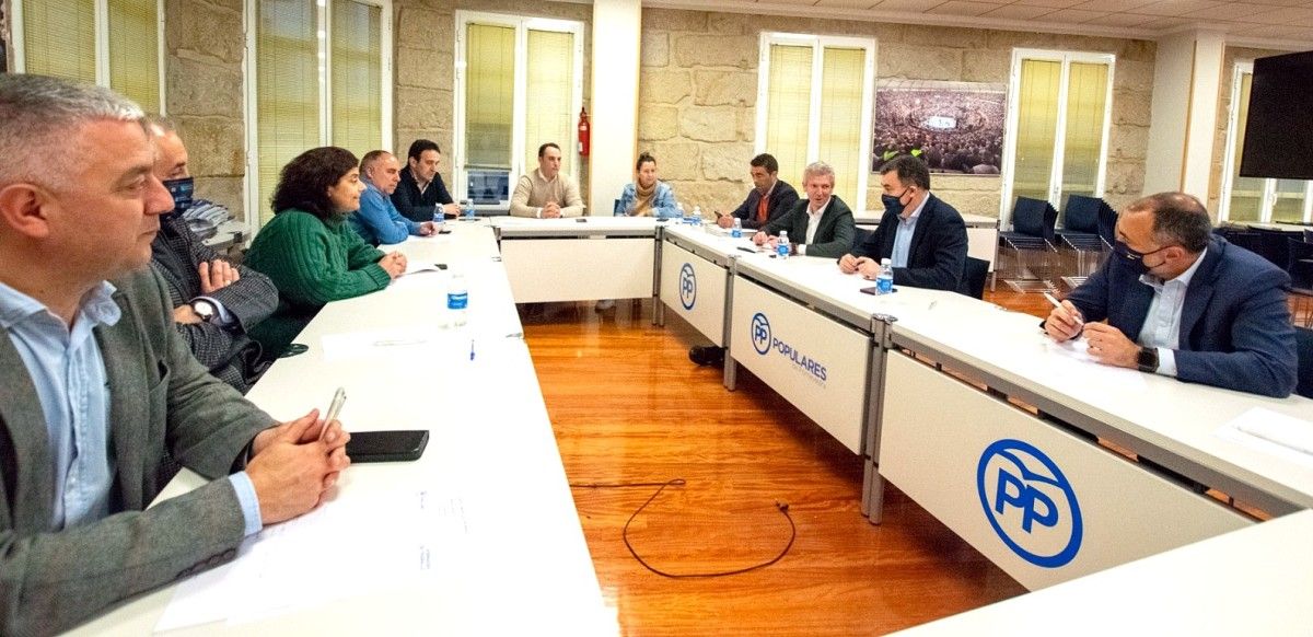 Alfonso Rueda con los coordinadores comarcales del Partido Popular de Pontevedra