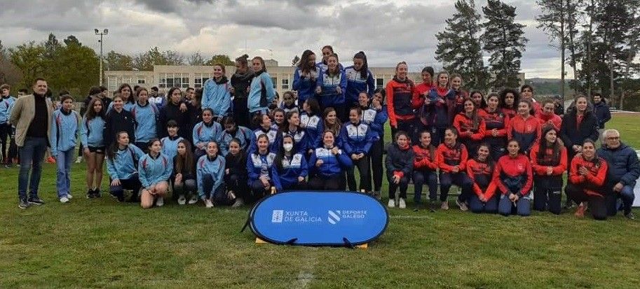 O equipo feminino da Sociedad Gimnástica (centro) gana o campionato galego por equipos
