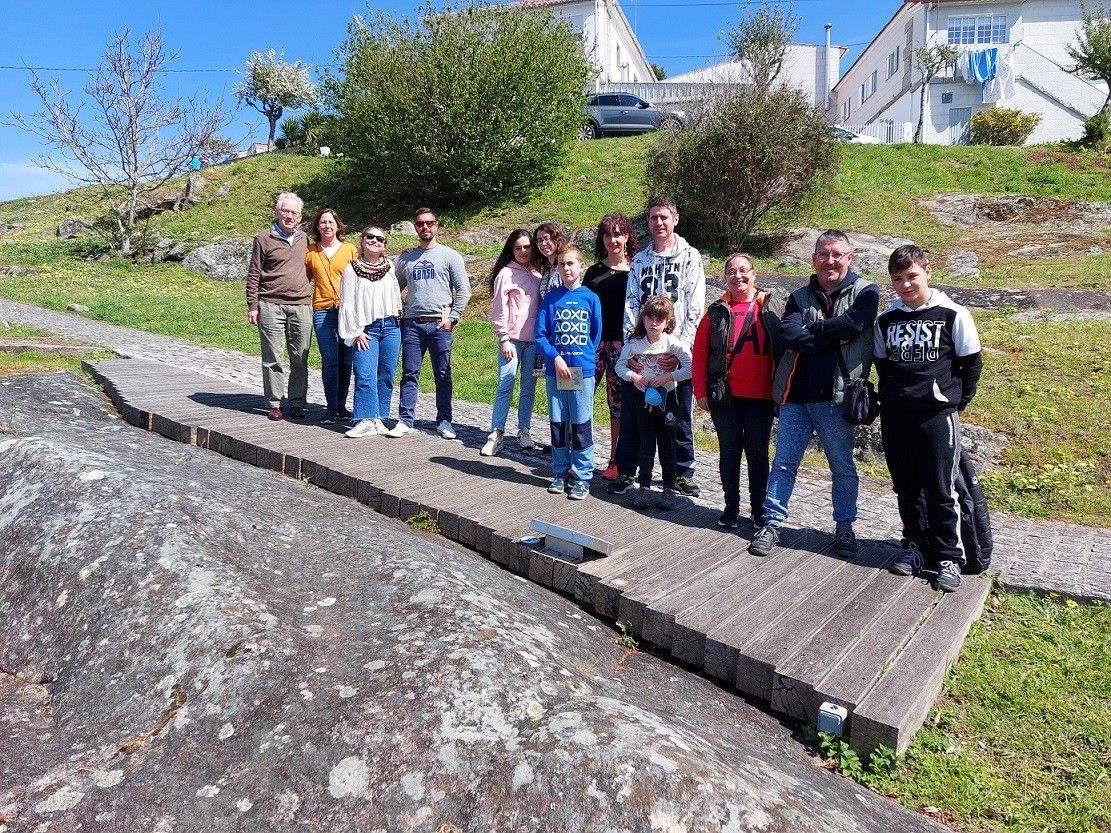 Visitantes dos petróglifos de Mogor