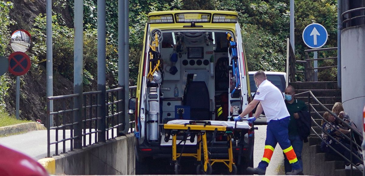 Ambulancia en el acceso a urgencias en el Hospital Montecelo