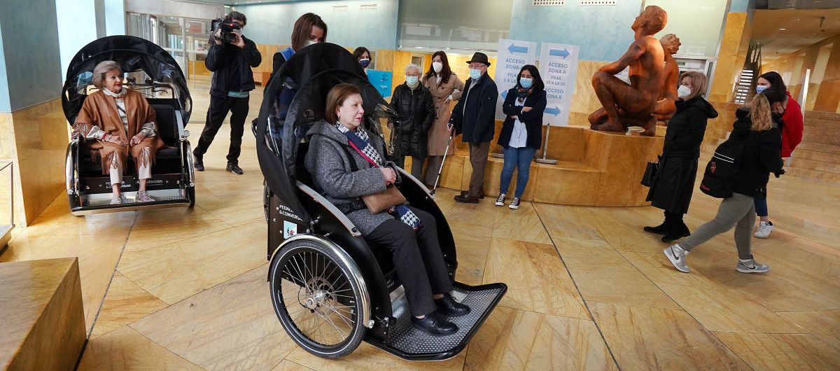 Usuarias de los triciclos eléctricos del programa 'Pedalear e conversar'