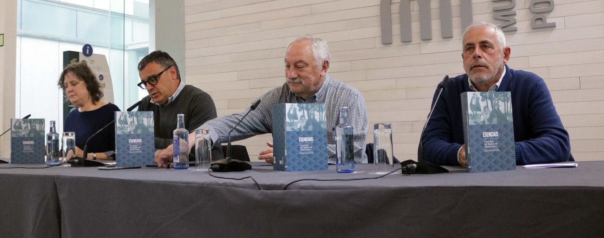Ángela Comesaña, Xosé Manuel Rey, César Mosquera e José Manuel Castaño na presentación de 'Esenciais'
