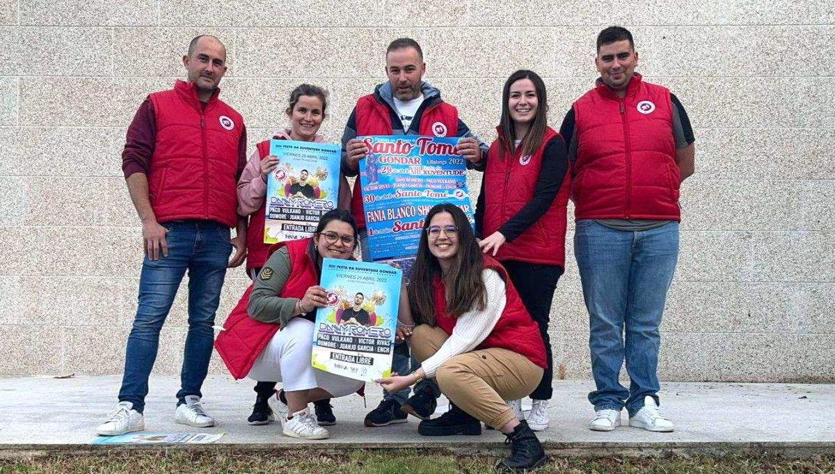 Parte de los integrantes de la comisión de fiestas de Gondar