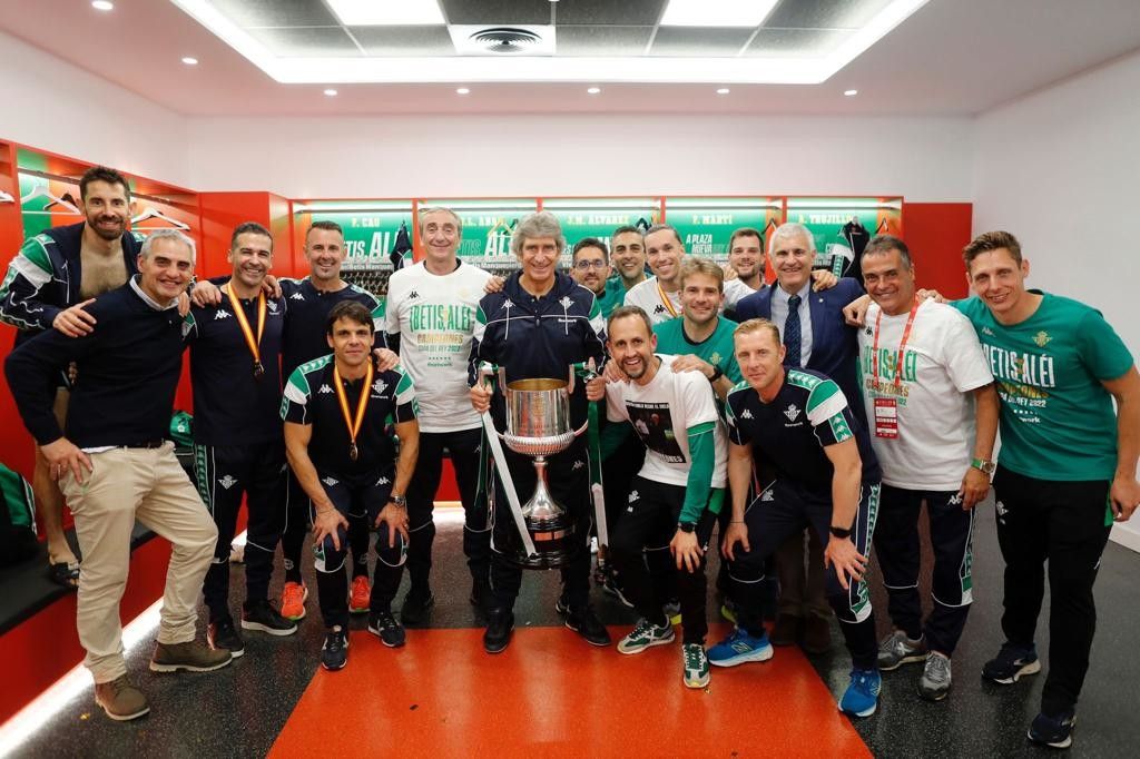 Félix Fernández Cao, preparador físico do Betis celebra a vitoria na final da Copa do Rei