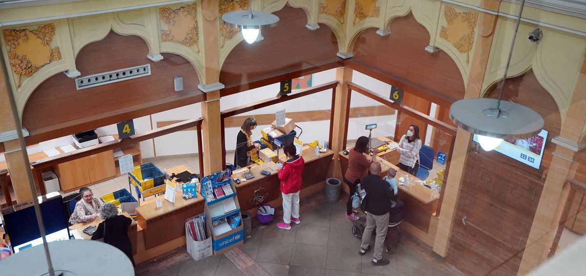 Interior de las oficinas de Correos en la calle Oliva