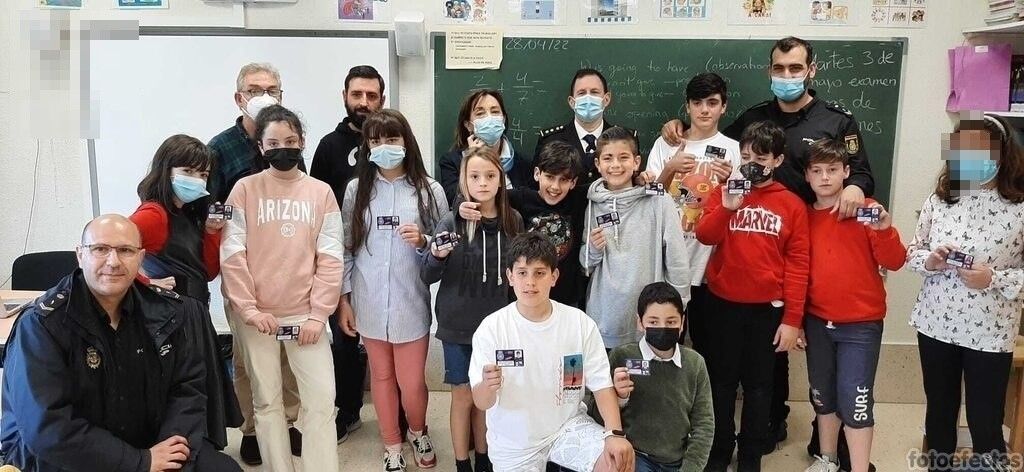 Maica Larriba y los escolares del CEIP de Ponte Sampaio que obtuvieron el "carné de ciberexperto"