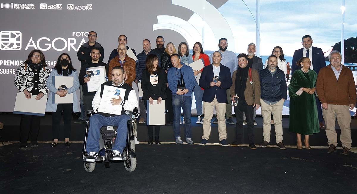 Foto de familia dos premiados no certame Foto Ágora