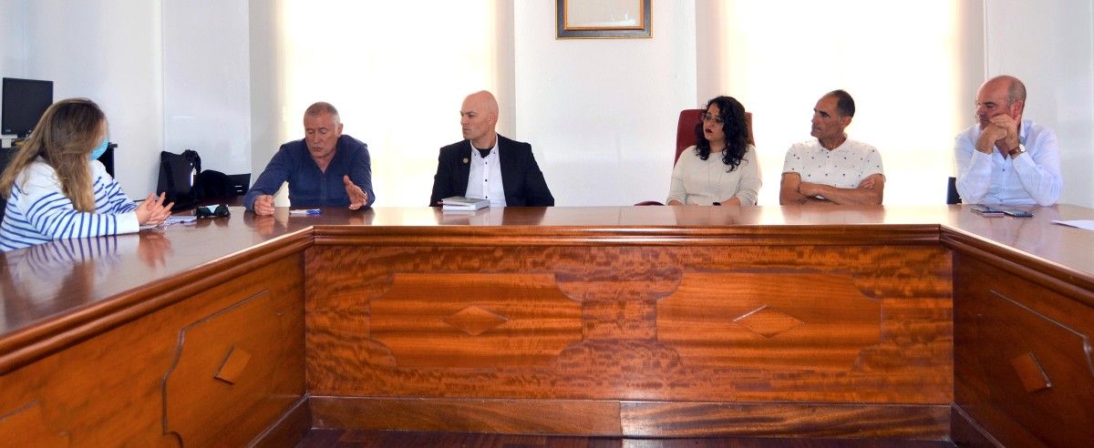 Reunión de representantes de TodoMorrazo con integrantes del gobierno local de Bueu