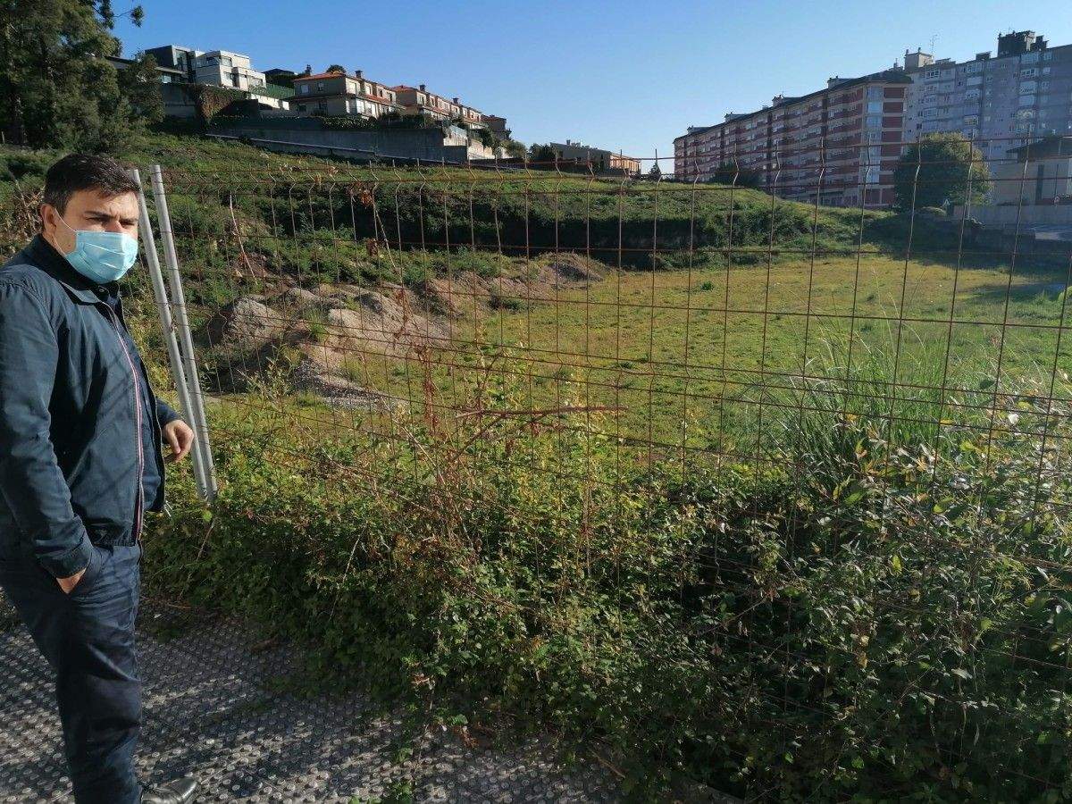 Gregorio Agís na parcela de Valiña que o Concello habilitará como aparcadoiro