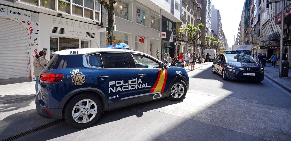 Policía Nacional en la calle Benito Corbal