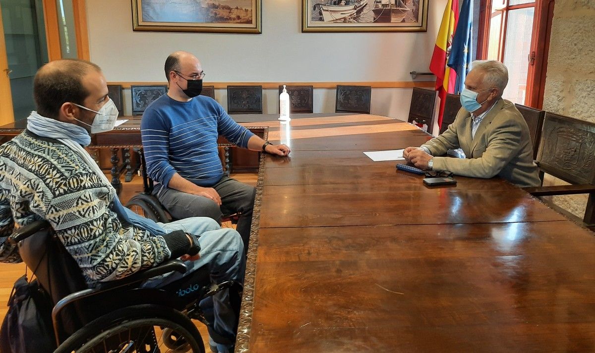 Representantes de Amizade con el alcalde de Poio