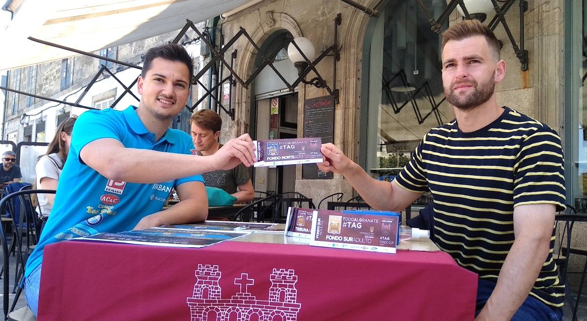 Javi Vázquez e Álex González no posto de venda de entradas instalado polo Pontevedra no Café Savoy