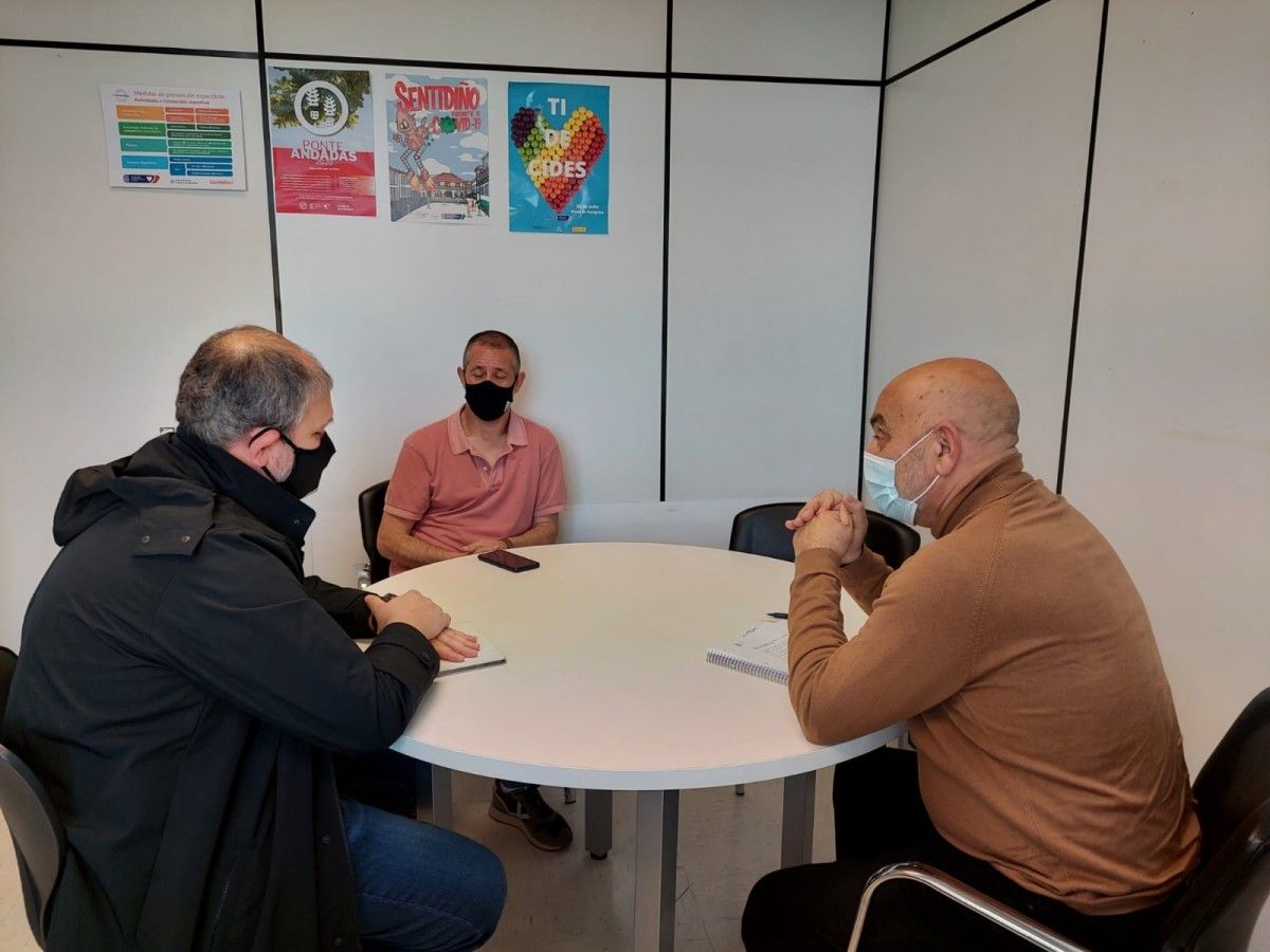 Reunión entre o concelleiro de Educación, Tino Fernández, e representantes da Fanpa polas ludotecas de verán