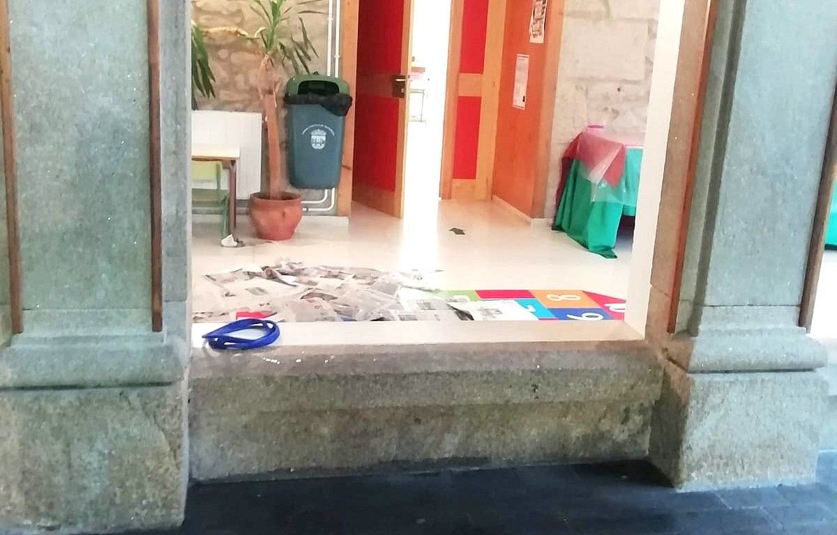Zona mollada diante dunha das aulas do centro escolar