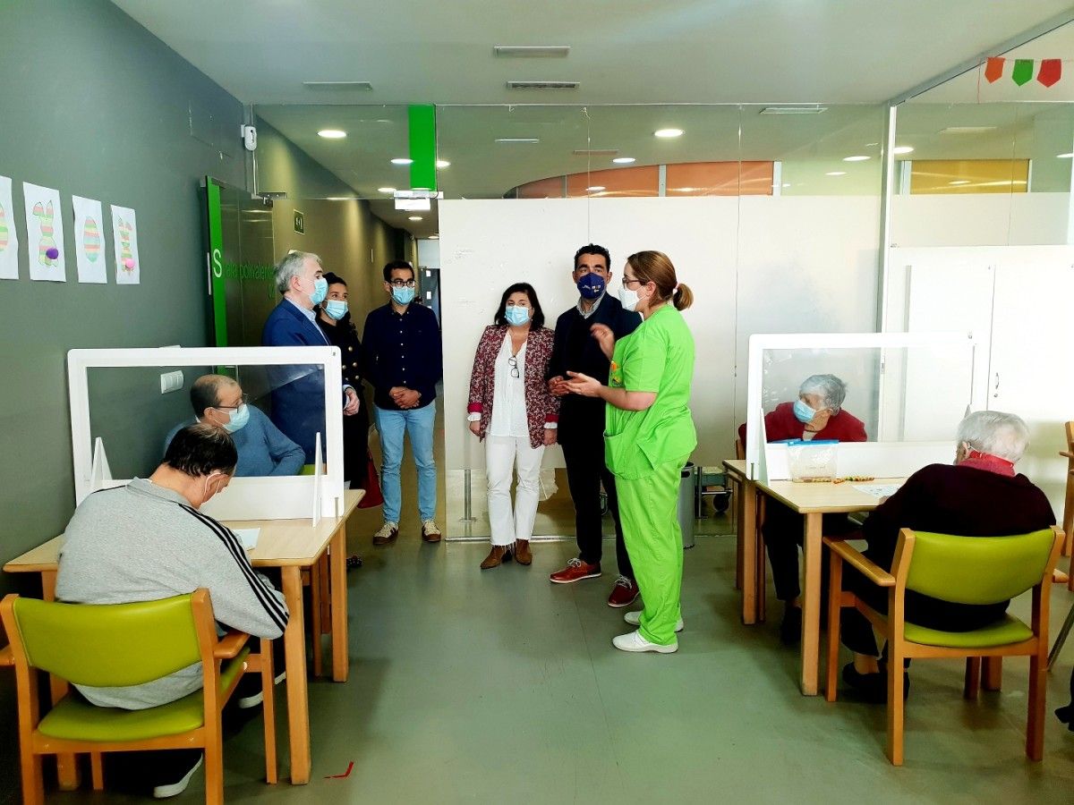 O delegado da Xunta, Luis López, visita o centro de día de Afapo en Pontevedra