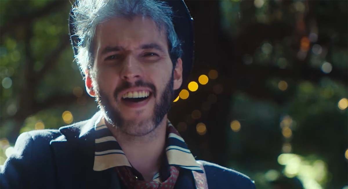 Queco Lago, no videoclip da canción "Mírame" 