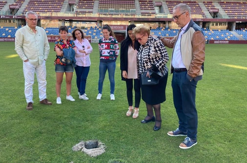 Familiares de Cholo depositan parte de sus cenizas en el círculo central del Estadio Municipal de Pasarón