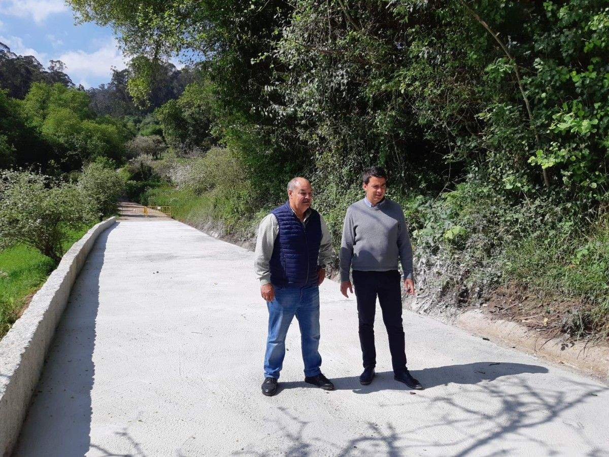 Visita dos concelleiros Pablo Novas e Manuel Domingos ao Camiño da Cascalleira